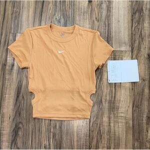 Nike Chill Knit Women's Short-Sleeve Cropped Mini-Rib Top *exclusive*